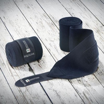 Bandagens elásticas escuras EQUILINE com etiqueta preta sobre tábuas de madeira branca