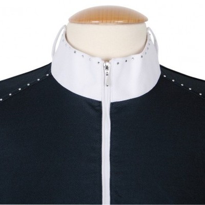 Casaco azul escuro com gola branca e fecho zip, detalhes em rebites prateados.