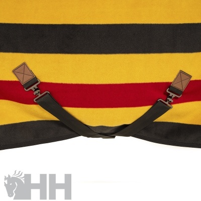 Manta com riscas amarelas, pretas e vermelhas com tiras pretas e fechos metálicos