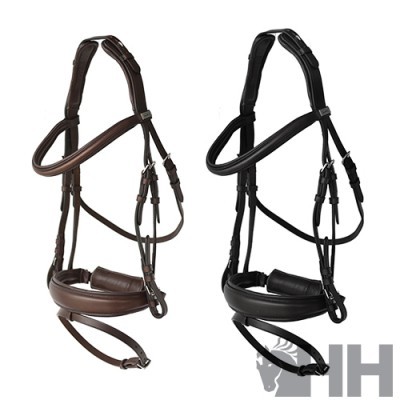 Dois arreios para cavalo em couro, um castanho e um preto, com acolchoamento no nariz, fundo branco