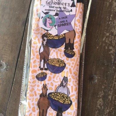 Meias para botas com padrão de cavalos e texto na embalagem