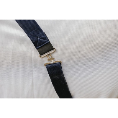 Correia azul escura com costuras e fecho metálico sobre pano branco