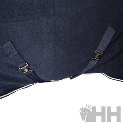 Cobertura azul escura com tiras ajustáveis e fivelas metálicas