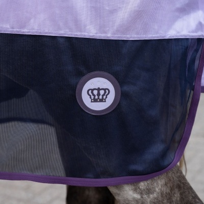Manta de cavalo roxa e preta com emblema de coroa