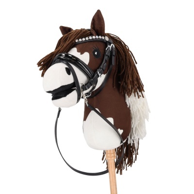 Cabeça de cavalo de pau em tecido castanho e branco com arreio e bastão de madeira
