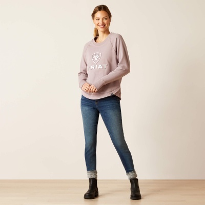 Mulher com camisola rosa e jeans azuis