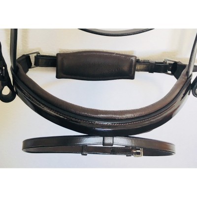 Peça de couro preta com acolchoados e fivela metálica