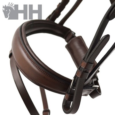 Cabeçada de cavalo em couro castanho escuro com acolchoamento e fivela em metal