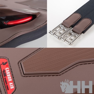 Detalhes de cinta de equitação castanha com fivelas metálicas e etiqueta 'CARBON AIR'