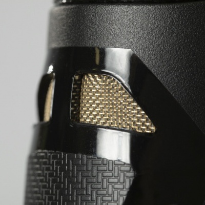 Detalhe de produto preto com textura quadriculada e padrão metálico dourado