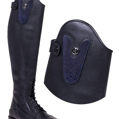 Bota preta alta em couro com detalhes em azul e botão metálico