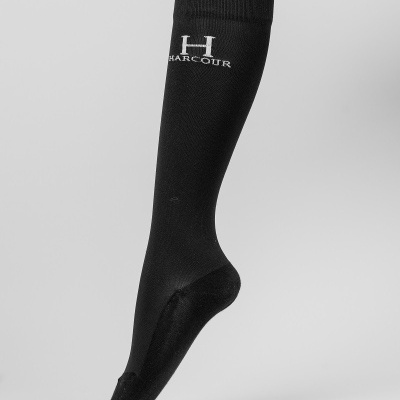 Meia preta com texto HARCOUR em branco