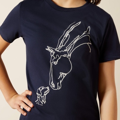 T-shirt azul escura com desenho branco de um alce e um cachorro em linhas contínuas.
