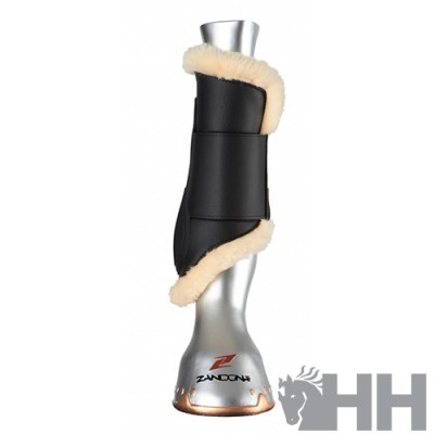 Protector para perna de cavalo preto com interior creme, em perna de manequim prateada