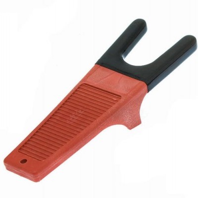 Peça de plástico vermelha e preta com formato em 'Y' e superfície texturizada