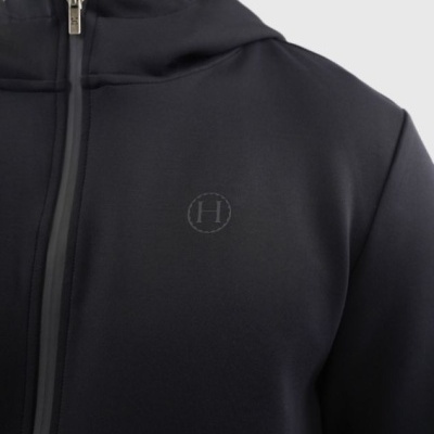 Casaco desportivo preto com fecho de correr central e capuz