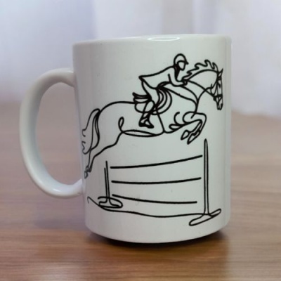 Caneca branca com desenho preto de cavaleiro a saltar com cavalo