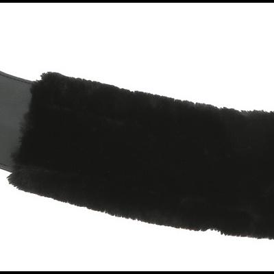 Correia preta felpuda com fivelas metálicas