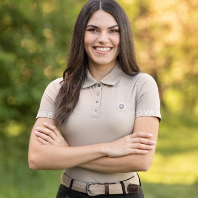 Mulher com polo bege e calças pretas em parque durante dia