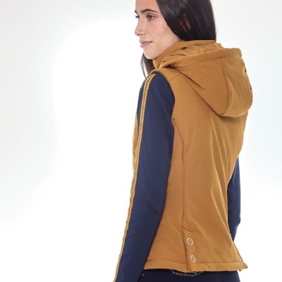 Colete camel com capuz usado por mulher com camisa azul e calças pretas