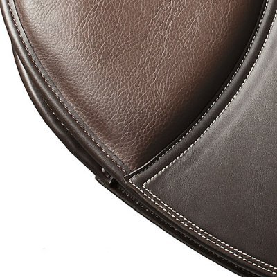 Pedaços de couro castanho com costura sobre fundo branco