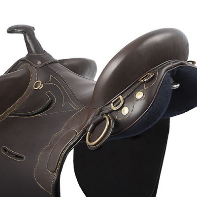 Sela para cavalo em couro castanho escuro com detalhes dourados e acolchoamento azul