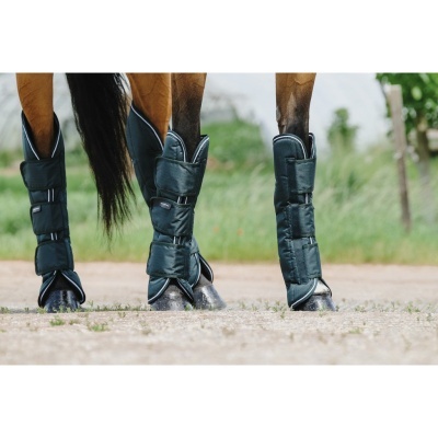 Proteções pretas para as pernas de cavalo com fechos de velcro