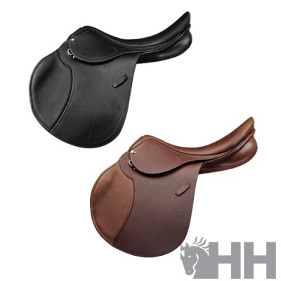 Duas selas de equitação, uma preta e outra castanha, com detalhes metálicos e relevo, sobre fundo branco com logo HH.
