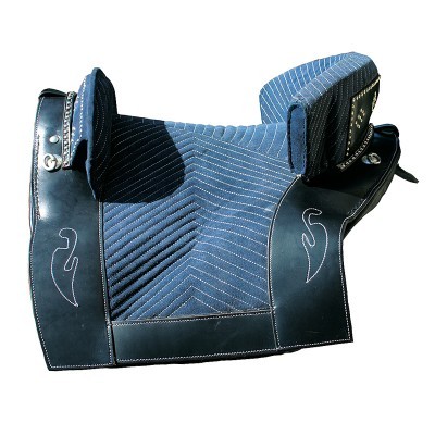 sela preta e azul com costuras brancas e placa com texto OBJ 45 EM 3