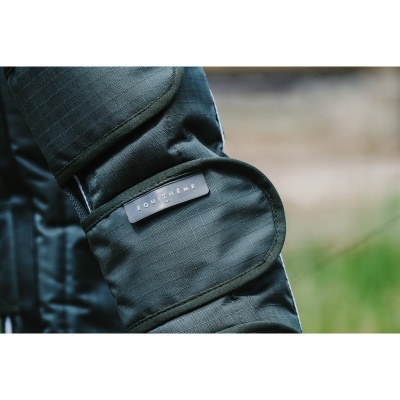 Peça têxtil verde escuro com etiqueta EQUESTRIAN