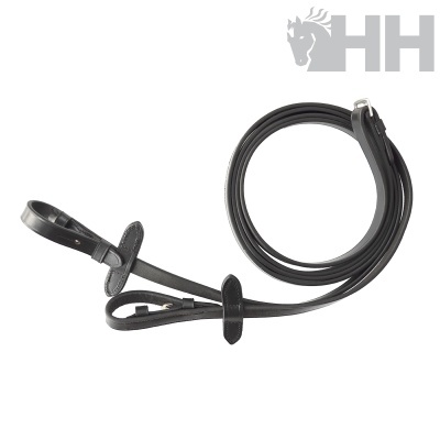 Guiador ou rédea preta em couro com fivelas metálicas sobre fundo branco