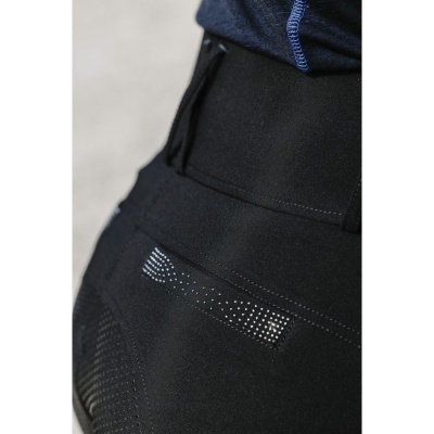 Calça preta com pequenas perfurações e costuras visíveis