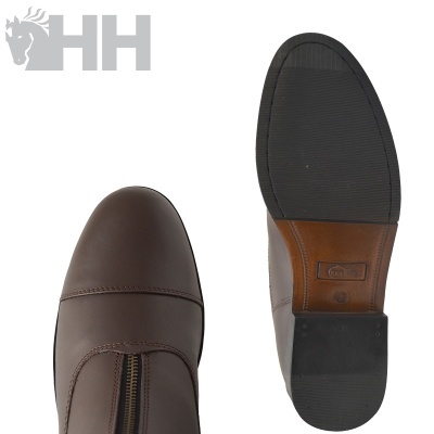 Sapatos de couro castanhos com zipper e sola preta e castanha