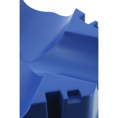 Peça plástica azul com formas geométricas e superfície curva