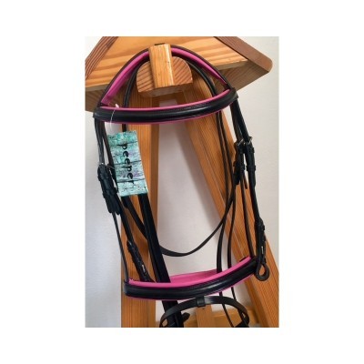 Bridão de couro preto com detalhes rosa pendurado em suporte de madeira