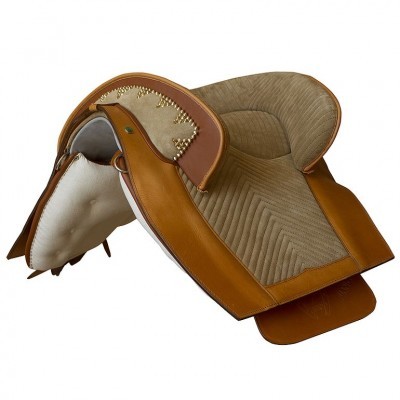 Sela de cavalo em couro castanho claro e bege com detalhes em tachas