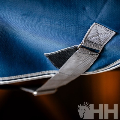 Close-up de manta para cavalo azul com fita cinza e costuras reforçadas