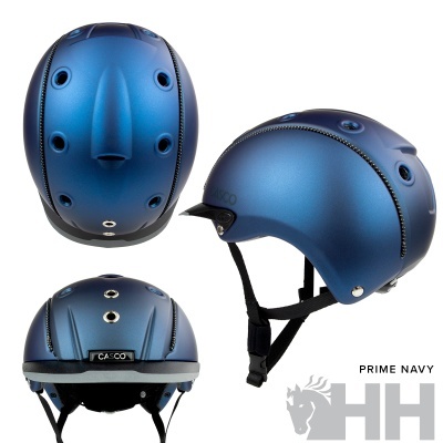 Capacete azul metálico mate com detalhes em costura preta, ventilação circular e viseira pequena