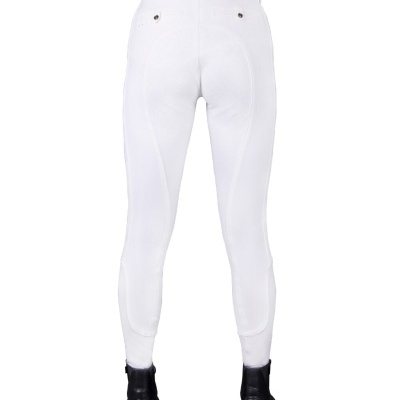 Calças justas brancas vistas de trás com botas pretas