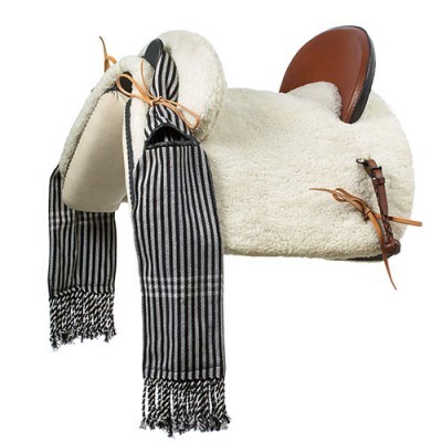 Sela branca de pelúcia com tirantes listrados preto e branco
