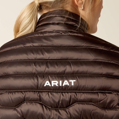 Casaco acolchoado castanho escuro com 'ARIAT' branco nas costas