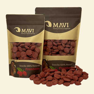 Pacotes de snacks naturais MAVI sabor framboesa com snacks vermelhos à frente