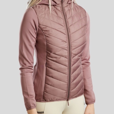 Casaco rosa acolchoado com capuz e fecho de correr usado por mulher