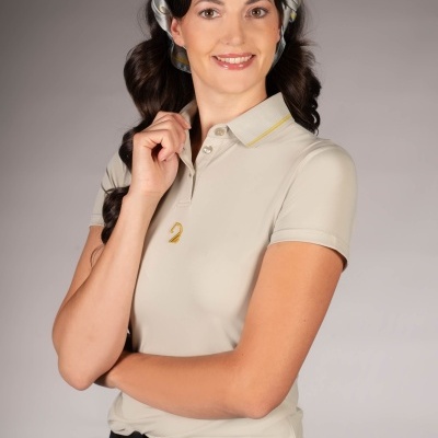 Mulher com camisa polo bege e lenço prateado no cabelo