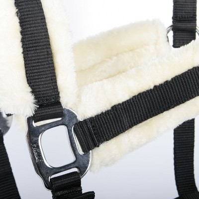Cabresto para cavalo preto com forro branco felpudo e acessórios metálicos
