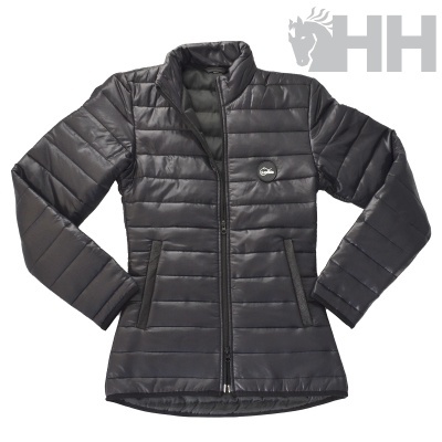 Casaco acolchoado preto com fecho e bolsos, símbolo 'Logifs' no peito e logotipo 'HH' no fundo.