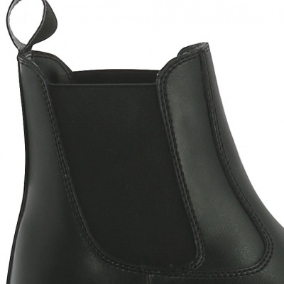 Bota preta de couro com elástico lateral