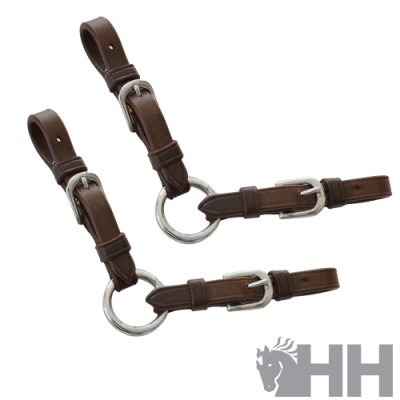 Conjunto de pegas de couro castanho com fivelas metálicas e argolas prateadas