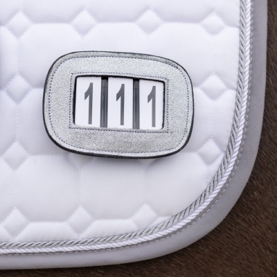 Têxtil branco acolchoado com número 111 em moldura cinza e prata