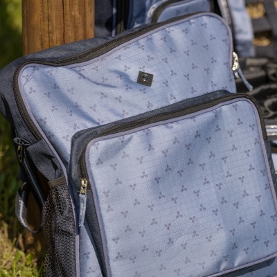 Mochila azul com padrão de pequenas flores e vários bolsos